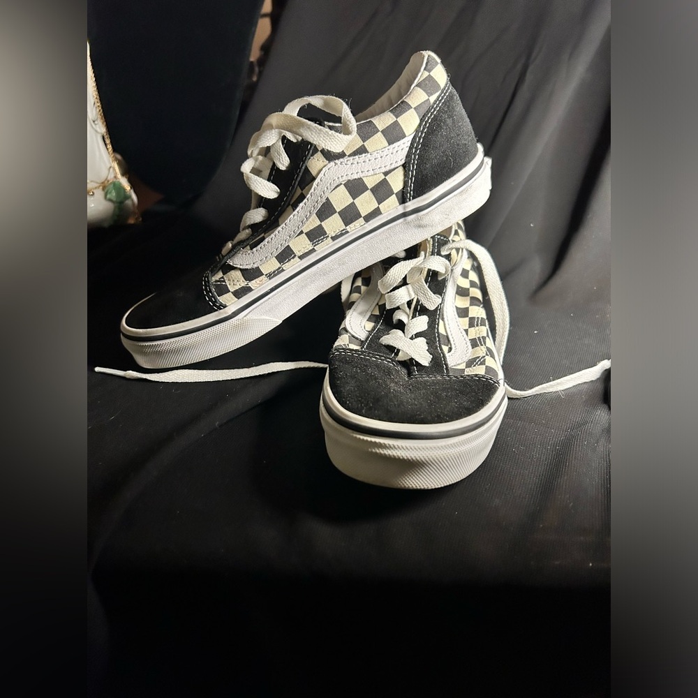 VANS OFF THE WALL  NWOT Kids classic checkered sneakers. Size 3.